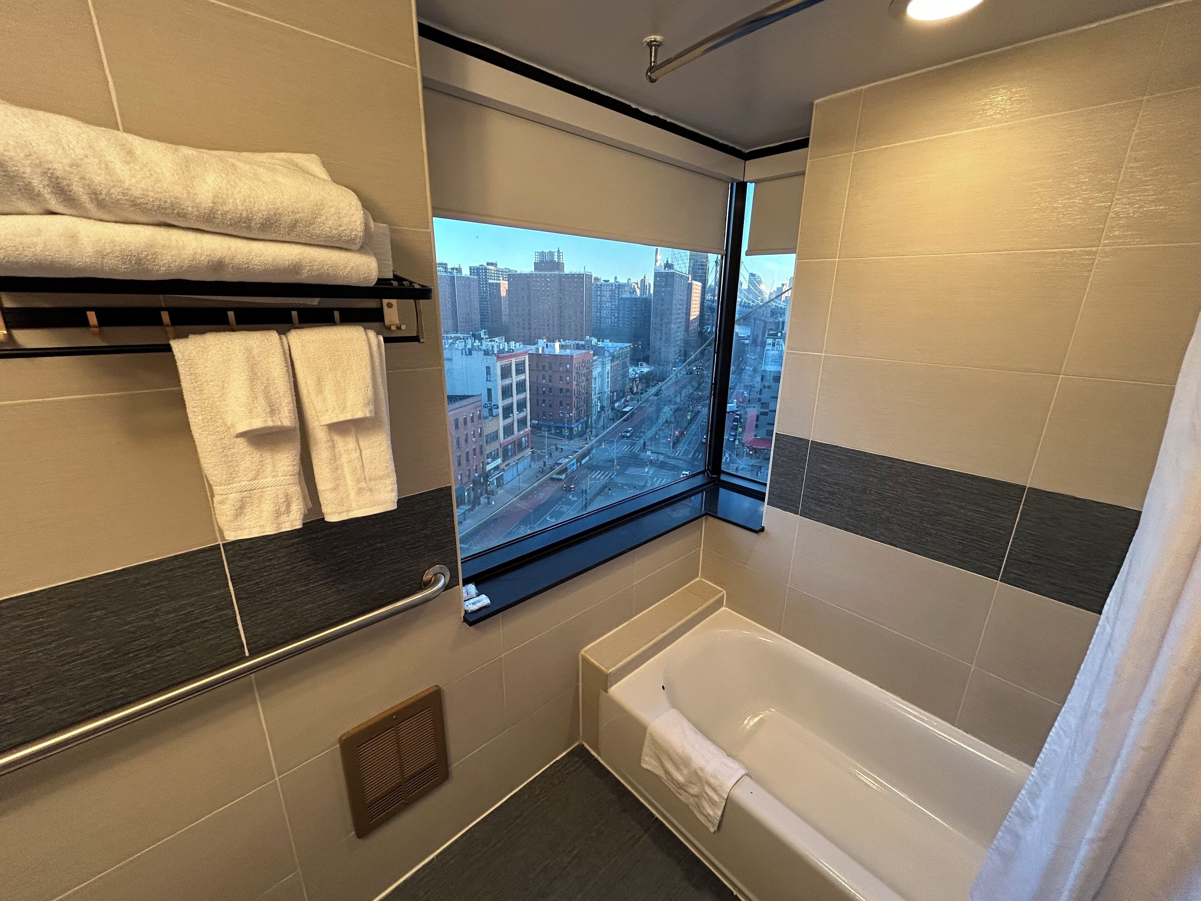 City View King Bed Room | Baño | Tina con regadera, regadera tipo lluvia, amenidades de baño gratuitas 