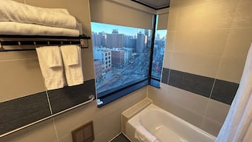 City View King Bed Room | Baño | Tina con regadera, regadera tipo lluvia, amenidades de baño gratuitas