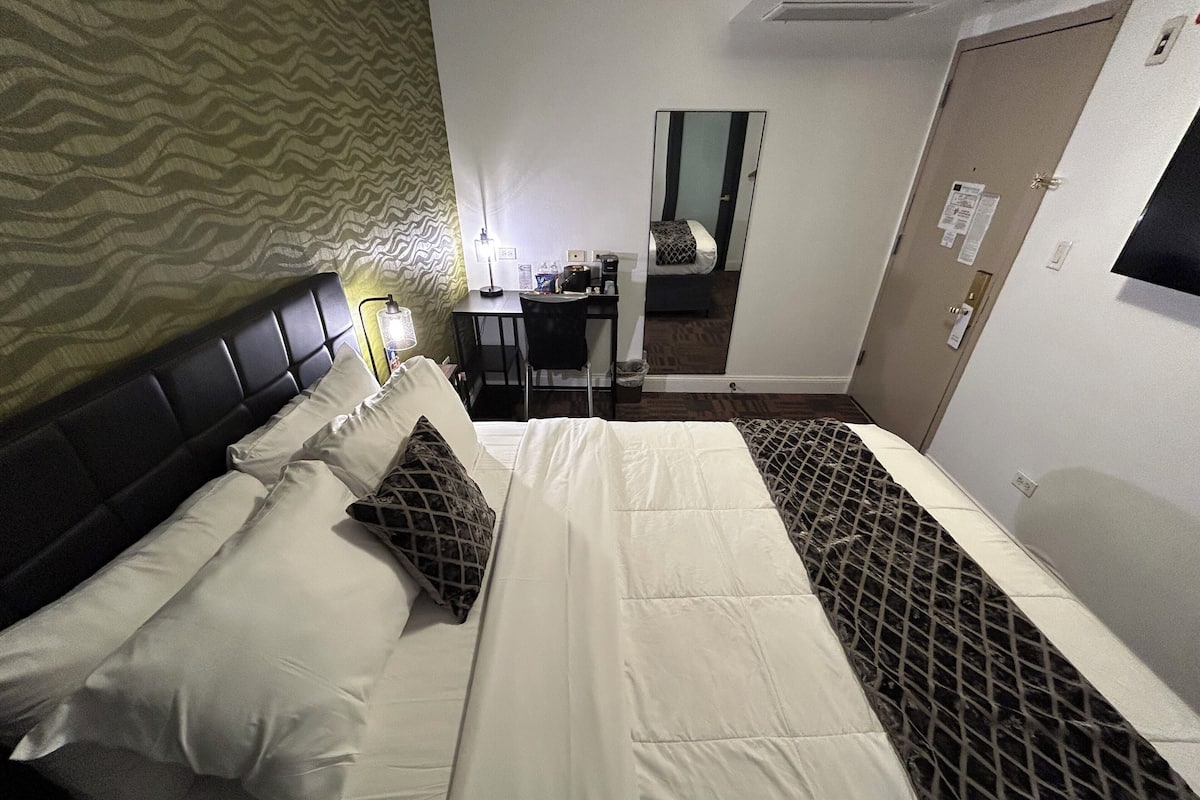 Standard Interior Queen Bed Room