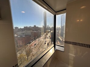 City View Queen Bed Room | Baño | Tina con regadera, regadera tipo lluvia, amenidades de baño gratuitas 
