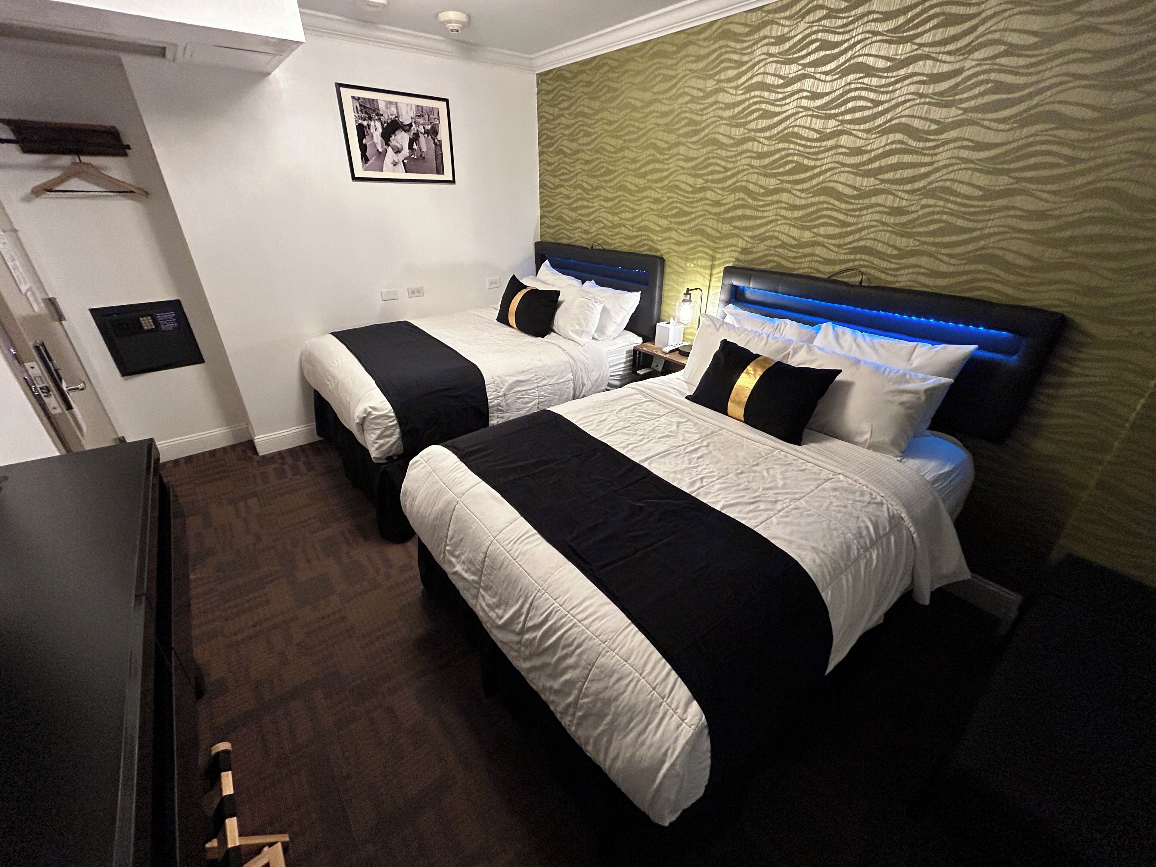 Deluxe Double Beds Room | Allergivenligt sengetøj, dundyner, pengeskab på værelset, skrivebord