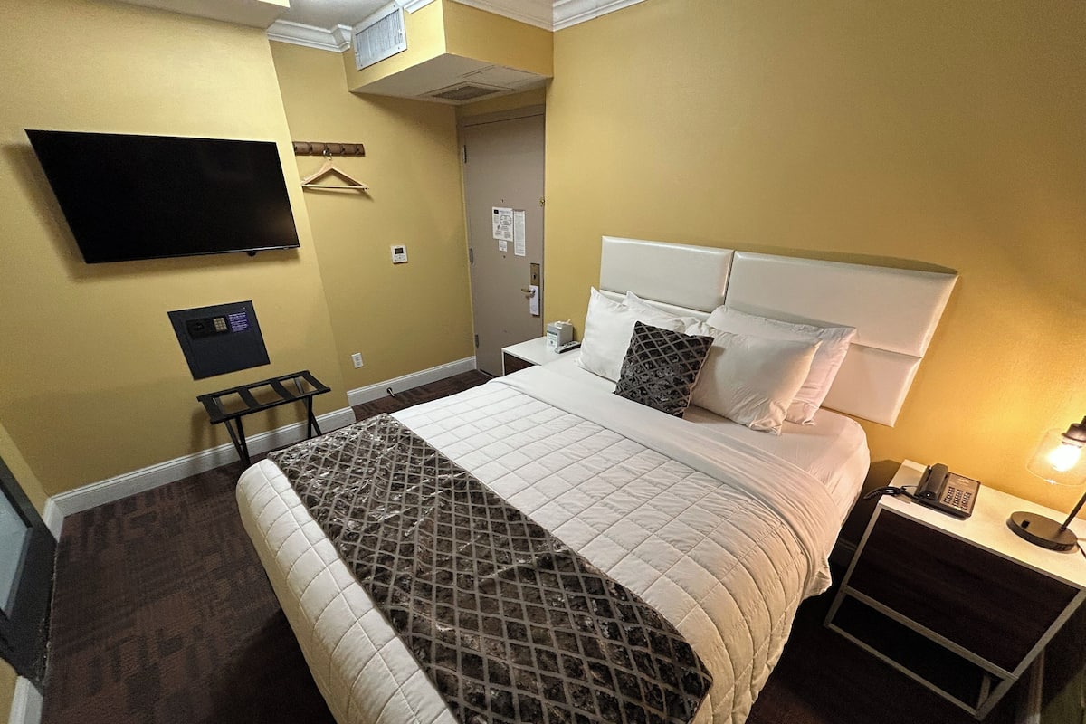 ADA Deluxe Queen Bed Room | Allergitestade sängkläder, duntäcken och värdeförvaringsskåp på rummet