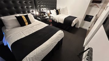 Standaard driepersoonskamer | Hypoallergeen beddengoed, donsdekens, een kluis op de kamer, een bureau