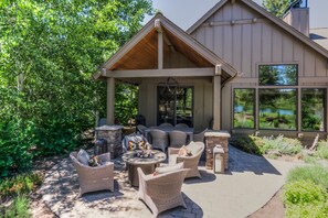 Outdoor dining - Lakeside Family Stay with Access to Forest House (Bend)