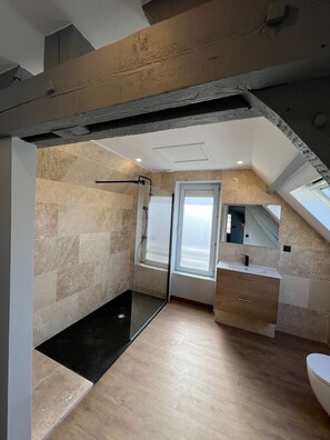 A modern bathroom with a shower, a sink, and a mirror. - La maison d'alice spa, awarded *** (classified spa) (Bayeux)