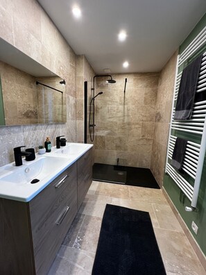Bathtub, free toiletries, hair dryer, toilet paper - La maison d'alice spa classé*** (classified spa) (Bayeux)