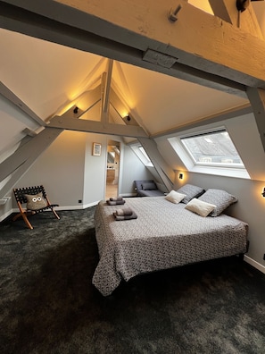 3 bedrooms, desk, iron/ironing board, travel crib