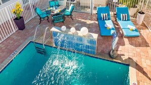 A swimming pool with a hot tub, outdoor seating, and a table with chairs. - Sea Star Suites By The Sea #7 Steps 2 Beach & Pubs (Lauderdale-by-the-Sea)