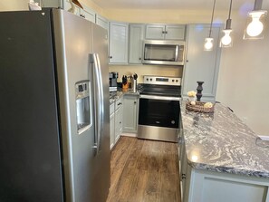 Refrigerador, microondas, horno y parrilla de estufa 