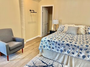 3 slaapkamers, een strijkplank/strijkijzer, gratis wifi, beddengoed