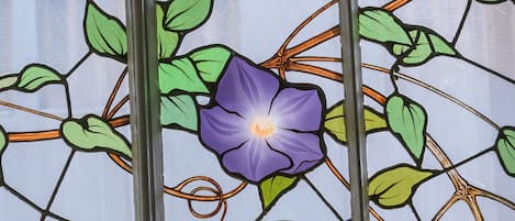 Una ventana de vitral con motivos florales.