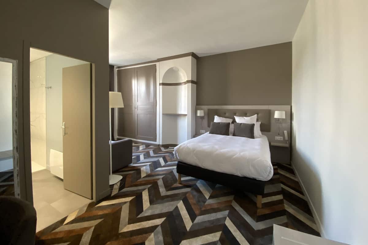 Habitación doble superior | Decoración personalizada, escritorio y espacio para trabajar con laptop