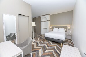 Junior Room | Individually decorated, desk, laptop workspace, soundproofing - LOGIS HOTEL DU PARC (Pont-a-Mousson)