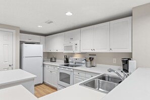 Køleskab, mikrobølgeovn, ovn, kogeplade