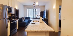 Frigorifero, microonde, forno, piano cottura