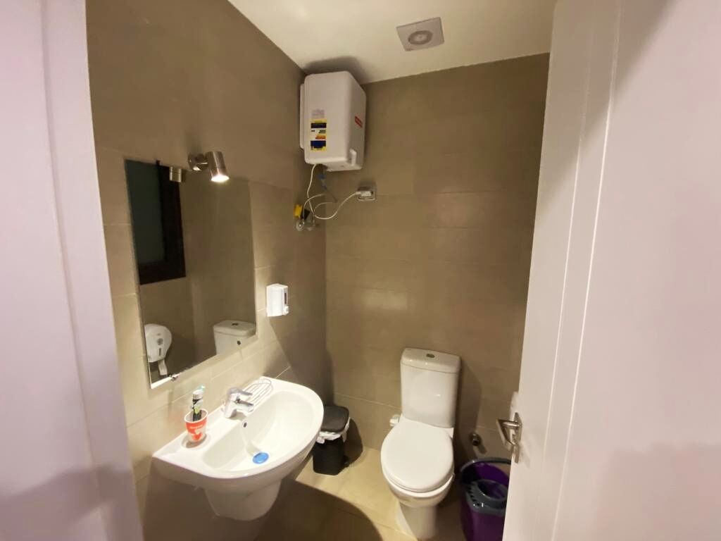 Een bad/douchecombinatie, een bubbelbad, een bidet