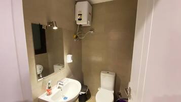 Een bad/douchecombinatie, een bubbelbad, een bidet