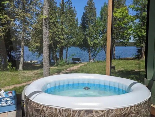 BUG FREE hot tub in screen room with skyview