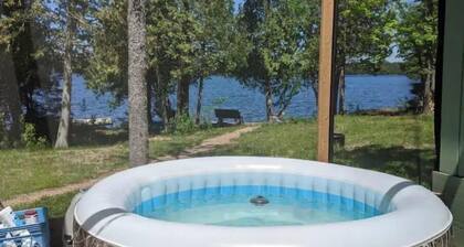 BUG FREE hot tub in screen room with skyview
