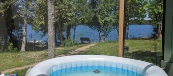 BUG FREE hot tub in screen room with skyview