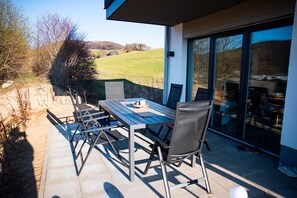 تناول الطعام بالخارج