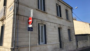 Edifici amb un senyal de 'prohibició d'entrada', un senyal de carrer que diu 'RUE Rene Caillie' i un senyal que indica 'NOMÉS HABITANTS'.