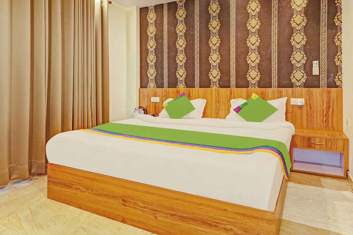 Standard Room | Desk, iron/ironing board