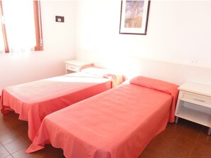 2 bedrooms, in-room safe, bed sheets