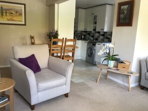 Smart TV, books - A spacious, well equipped private annexe with garden and parking in Shaftesbury. (Shaftesbury Dorset)