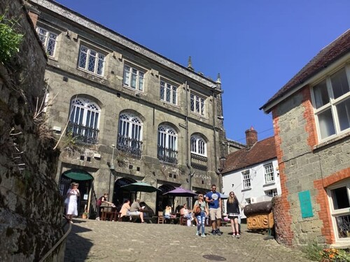 A spacious, well equipped private annexe with garden and parking in Shaftesbury.