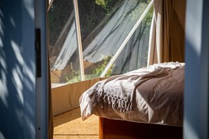 A room with a bed, a window, and a view of greenery outside. - Domes Horta (Angra do Heroísmo)