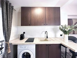 Wasserkocher mit Kaffee-/Teezubehör, Kühlschrank, Mikrowelle, Herdplatte
