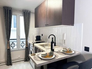 Réfrigérateur, micro-ondes, plaque de cuisson, cafetière/bouilloire