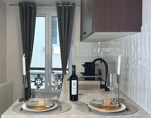 Réfrigérateur, micro-ondes, plaque de cuisson, cafetière/bouilloire