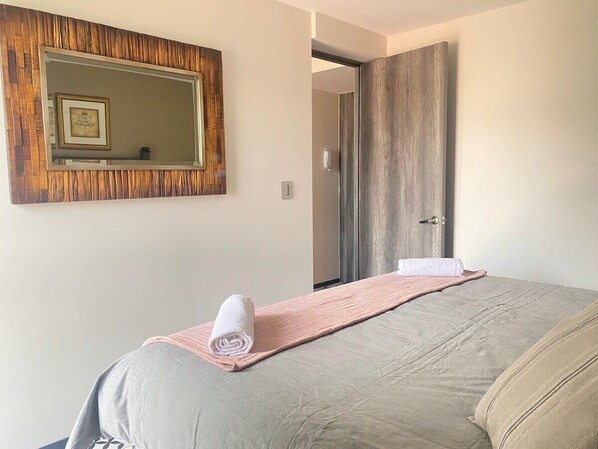 1 habitación, tabla de planchar con plancha, wifi y ropa de cama 