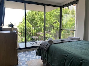 1 habitación, tabla de planchar con plancha, wifi y ropa de cama