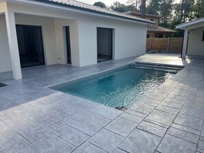 Een buitenzwembad en een verwarmd zwembad