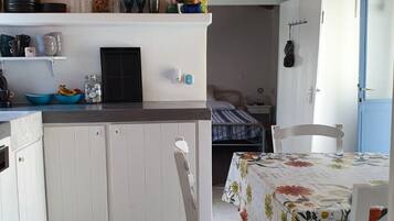 Cabaña tradicional | Cocina privada | Refrigerador con congelador, microondas, horno y parrilla de estufa