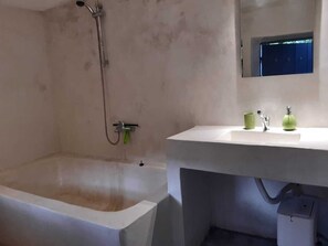 Cabana tradicional | Banheiro | Chuveiro/banheira combinados, banheira de imersão, secador de cabelo 