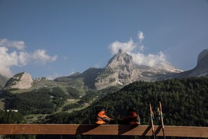 A mountain view with a prominent peak and forested valley. - Iskö Chalets-hötel (Eaux-Bonnes)
