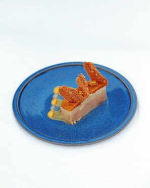 A dessert on a blue plate. - Iskö Chalets-hötel (Eaux-Bonnes)