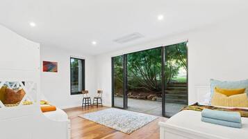 5 bedrooms, desk, iron/ironing board, WiFi