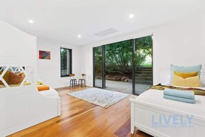 5 bedrooms, desk, iron/ironing board, WiFi - The Ocean's Edge, Luxury Entertainer with Views (Mount Martha)