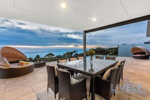 Outdoor dining - The Ocean's Edge, Luxury Entertainer with Views (Mount Martha)