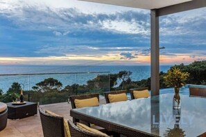 Outdoor dining - The Ocean's Edge, Luxury Entertainer with Views (Mount Martha)
