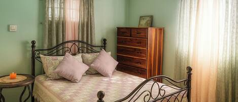 2 bedrooms, iron/ironing board, free WiFi, bed sheets