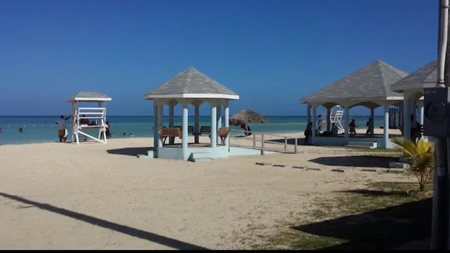 2 Bed-sleeps 4-gated Community-5 Min Town Centre