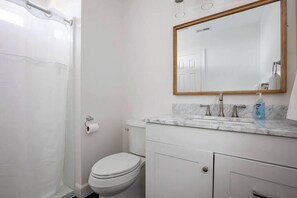 Suihku, pyyhkeet, sampoo