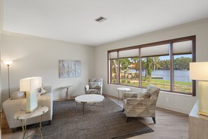 Una Smart TV, un futbolín, una mesa de tenis de mesa, libros