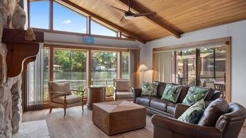 Älytelevisio, pöytäjalkapallopöytä, pöytätennispöytä, kirjoja